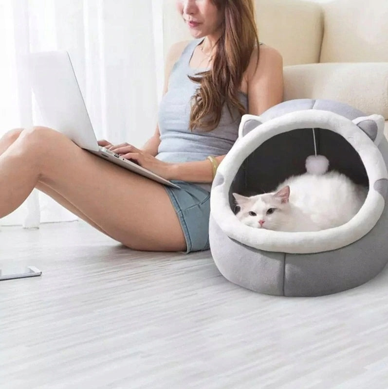 Minkštas pliušinis namelis-lova katėms ir šunims su pagalvėle ir žaisliuku