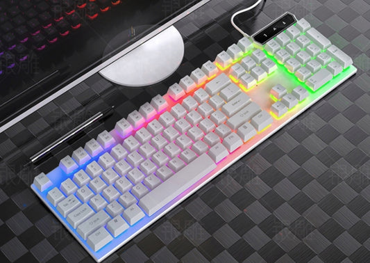Apšviesta RGB žaidimų klaviatūra žaidėjams ant stalo