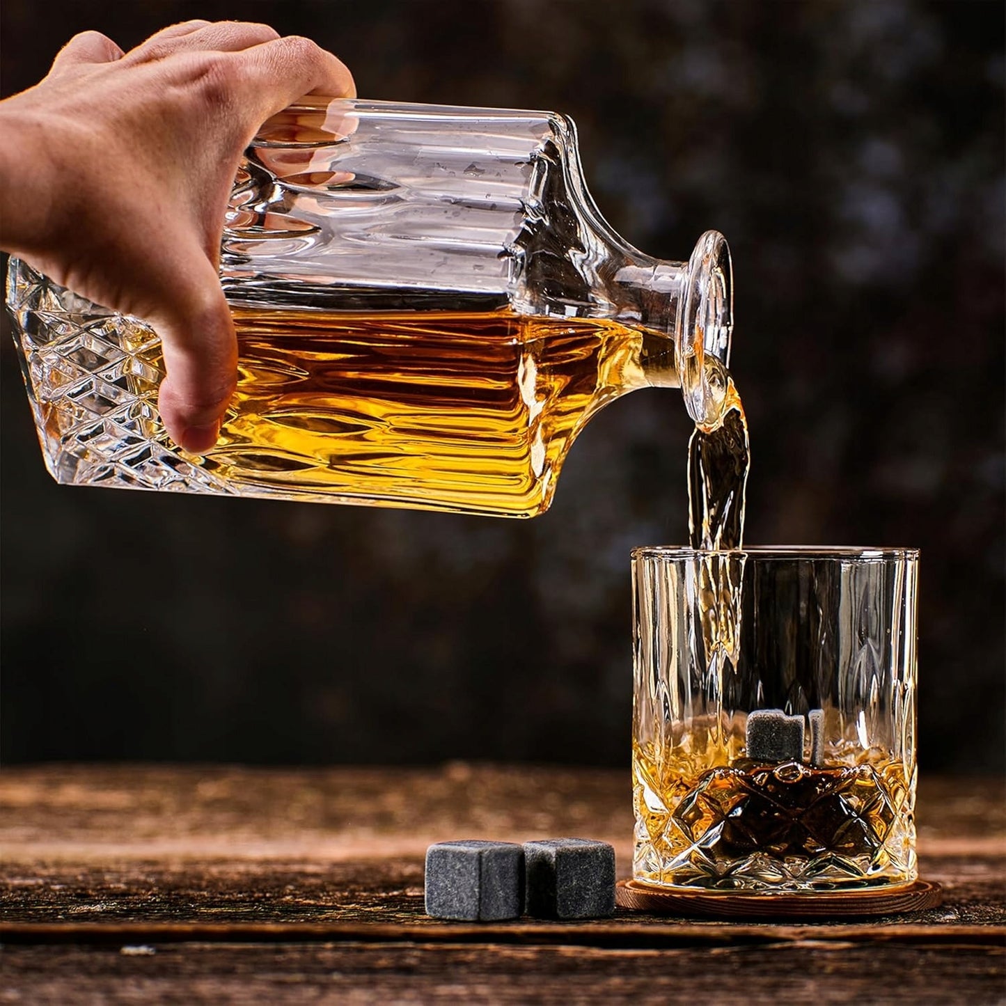 Prabangus viskio rinkinys – taurės, karafė, akmenukai ir dovanų dėžutė