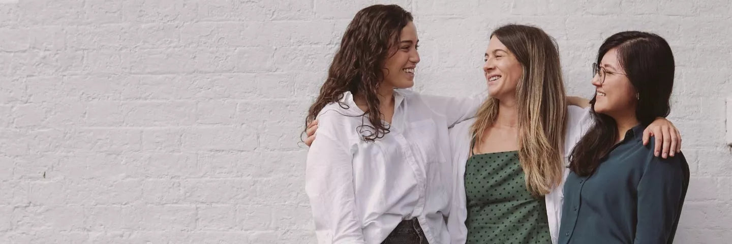 Maža juoda moteriška rankinė ant peties su aukso detalėmis