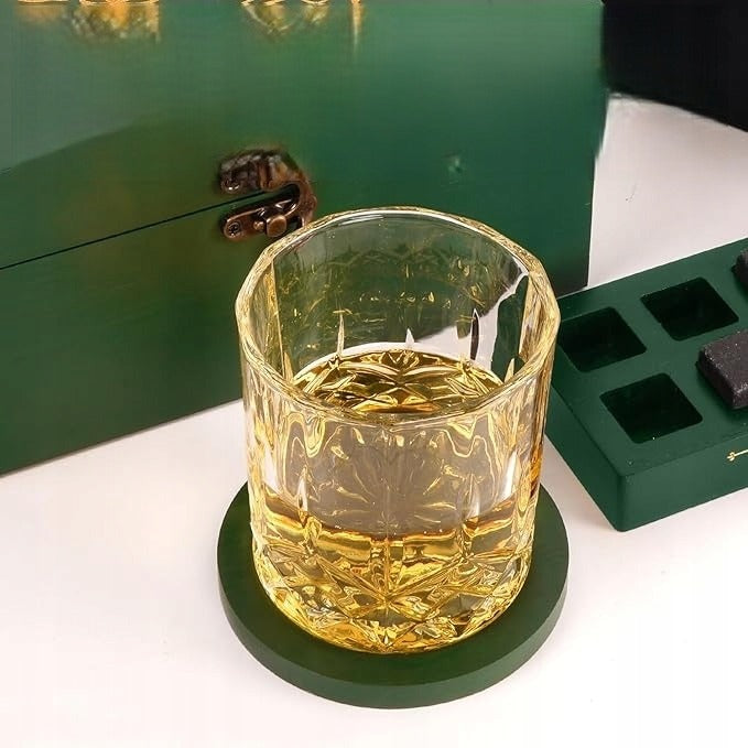 Whiskey dovanų rinkinys – taurės, atšaldymo akmenukai ir elegantiška medinė dėžutė