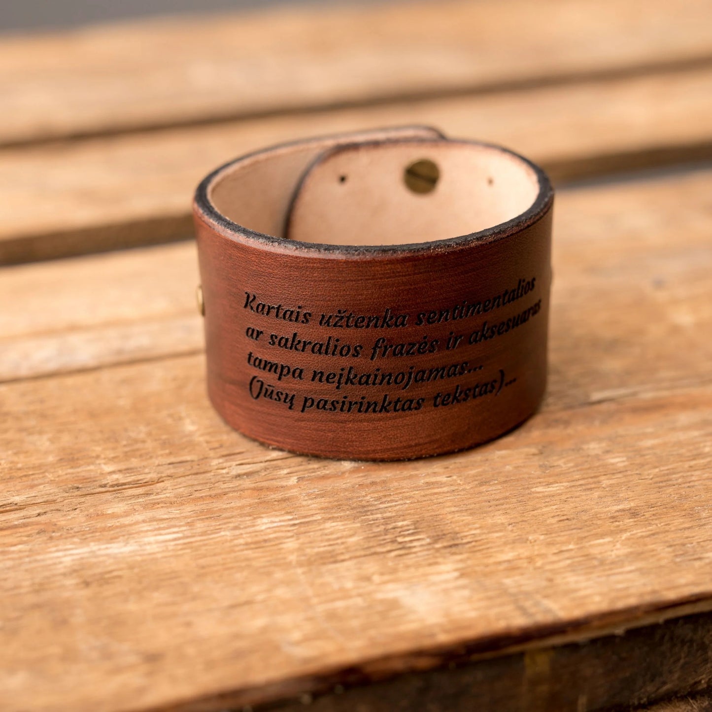 Rankų darbo odinė apyrankė „Grand“ – personalizuota dovana