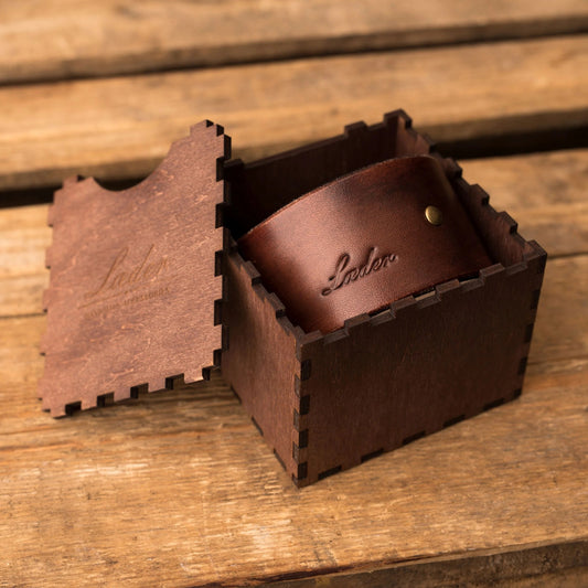 Rankų darbo odinė apyrankė „Grand“ – personalizuota dovana