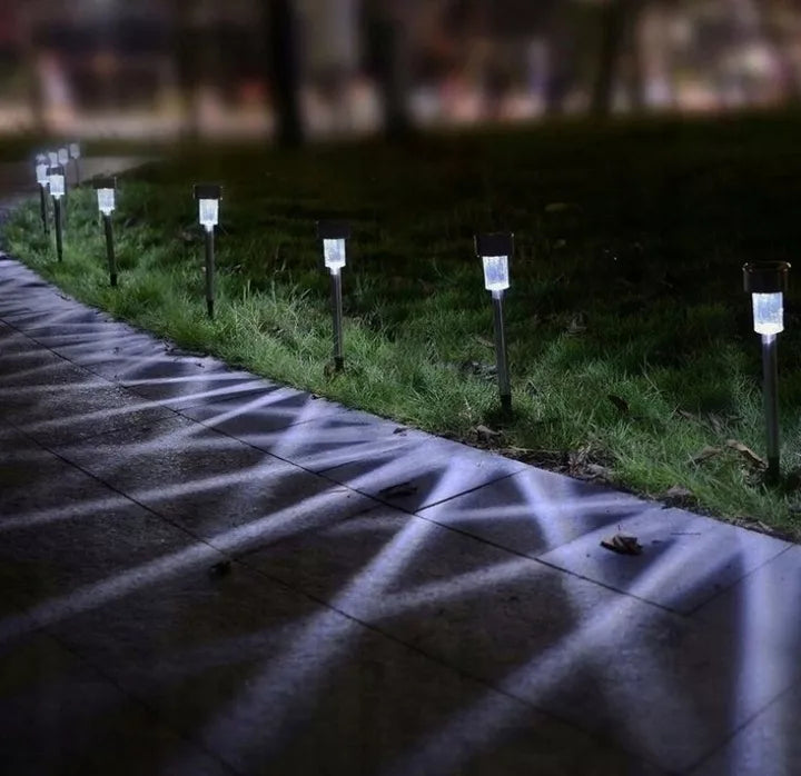 Saulės energija maitinamas LED sodo šviestuvas į žemę įsmeigiamas juodas su prieblandos jutikliu