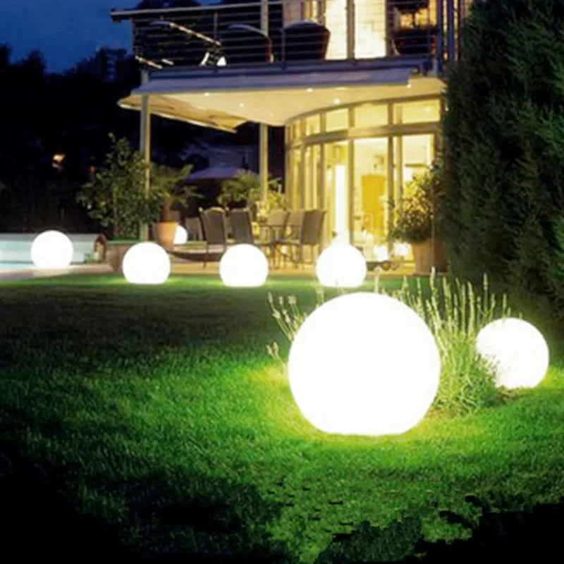SAULĖS energija maitinamas sodo LED šviestuvas, baltas rutulio formos stulpelis, 10 cm, įsmeigiamas, dekoratyvinis