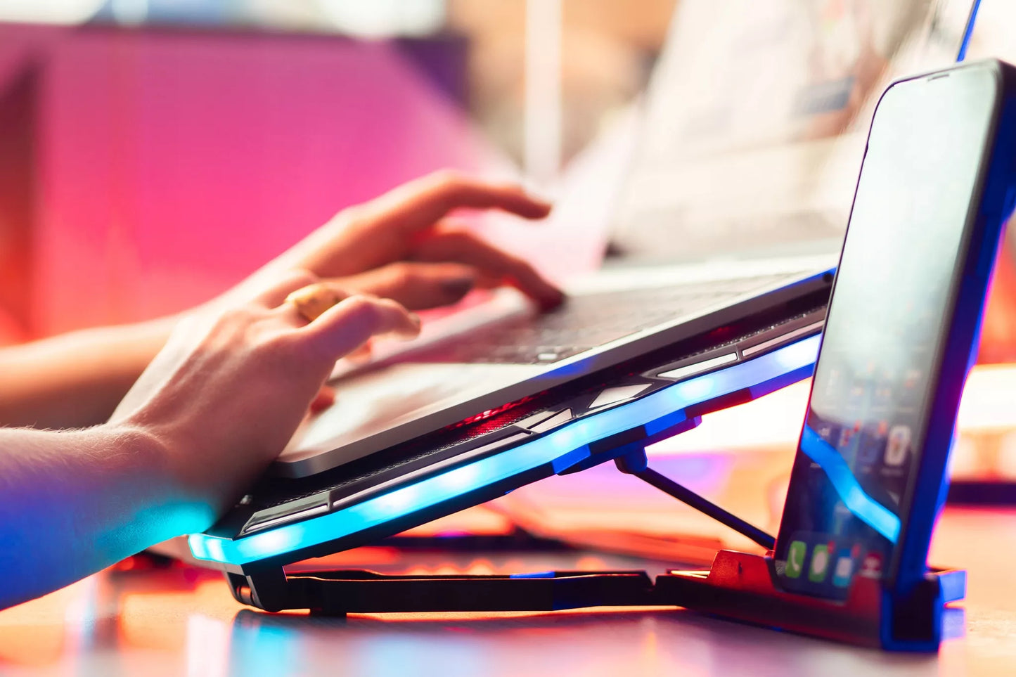 Aušinimo stovas nešiojamam kompiuteriui, reguliuojamas 9-17", LED RGB, 2x USB