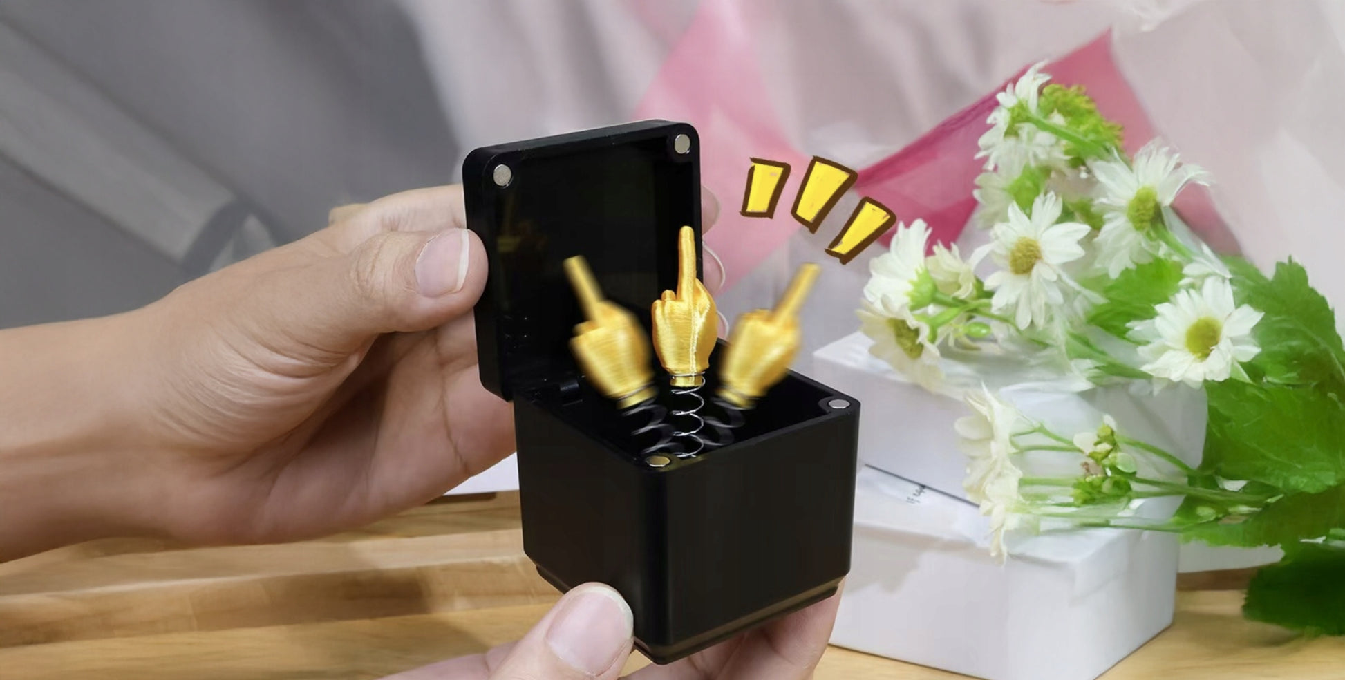 Juokingas iššokantis rankos su viduriniu pirštu pokštas - originali dovana