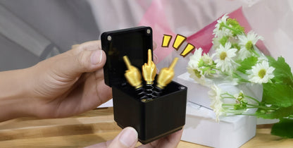 Juokingas iššokantis rankos su viduriniu pirštu pokštas - originali dovana