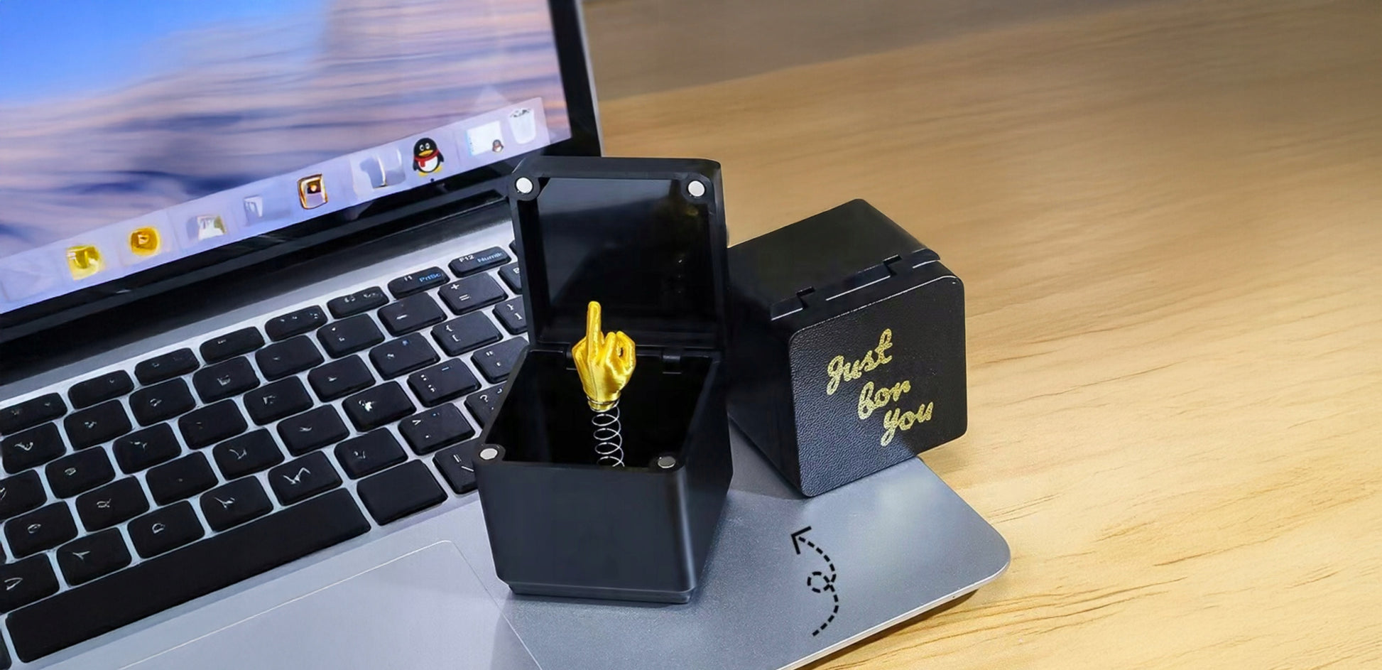 Juokingas iššokantis rankos su viduriniu pirštu pokštas - originali dovana