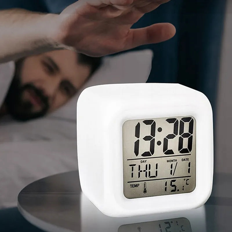 3 viename žadintuvas–laikrodis, termometras ir datos rodytuvas „KAMELEON“, šviečiantis LED, keičiantis spalvas