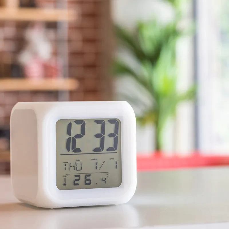 3 viename žadintuvas–laikrodis, termometras ir datos rodytuvas „KAMELEON“, šviečiantis LED, keičiantis spalvas