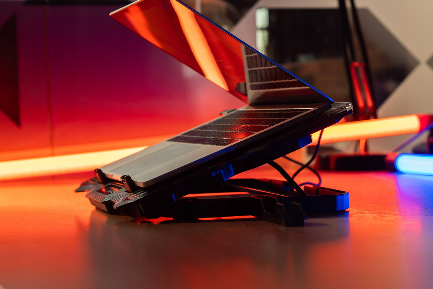 Aušinimo stovas nešiojamam kompiuteriui 15,6' žaidimams, didelis, LED, USB šakytuvas