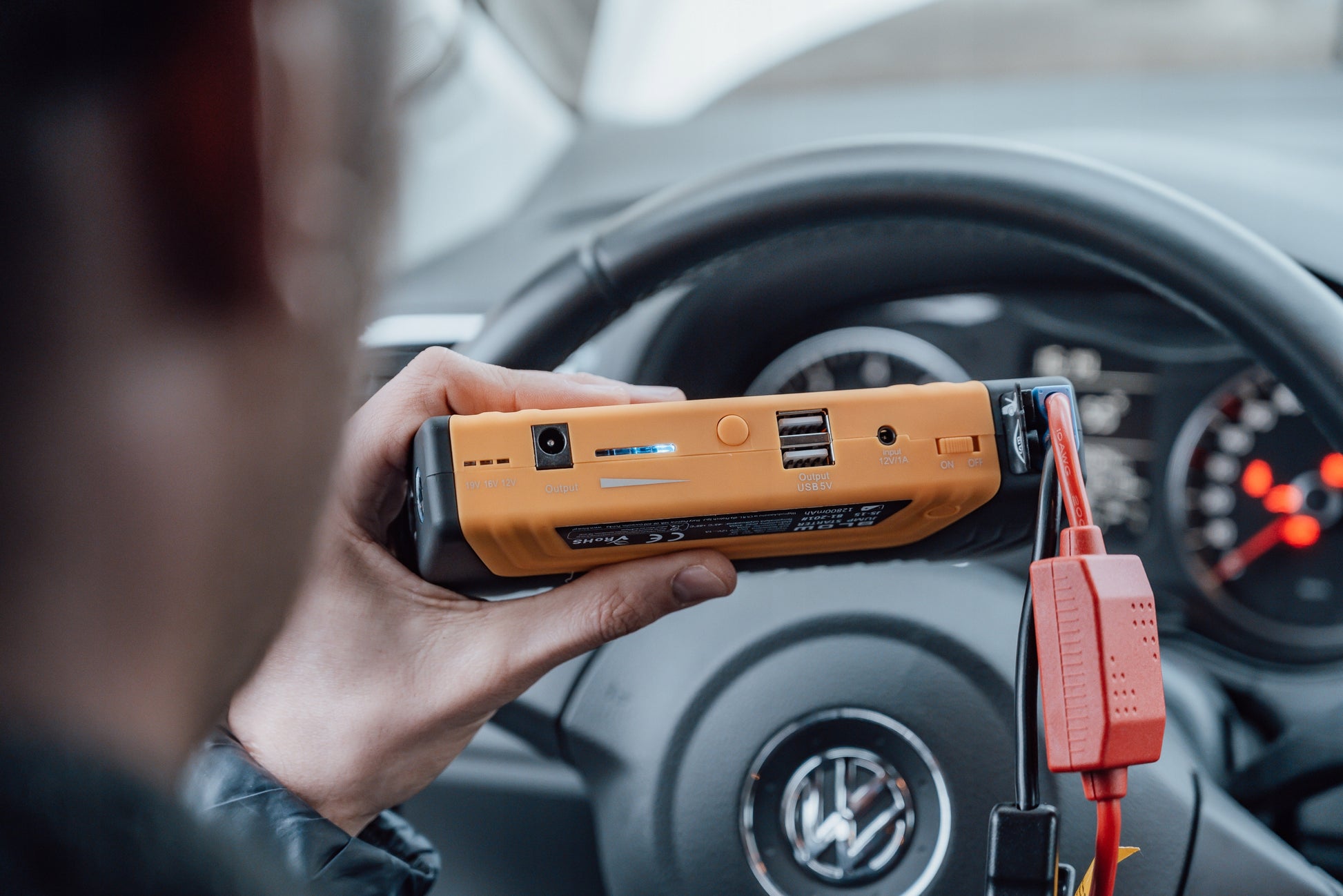 JUMP STARTER AKUMULIATORIUS POWERBANK ŽIBINTUVĖLIS PLAKTUKAS KABELIAI RINKINYS 12800mAh