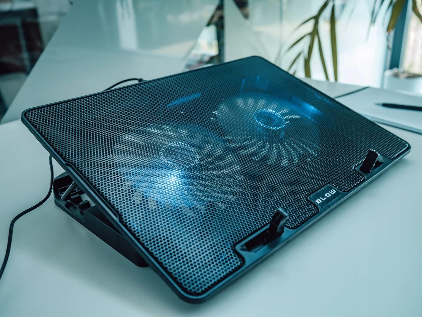 AUŠINIMO STOVAS NEŠIOJAMAM KOMPIUTERIUI 12-17" REGLIUOJAMAS 2 VENTILIATORIAI USB LED