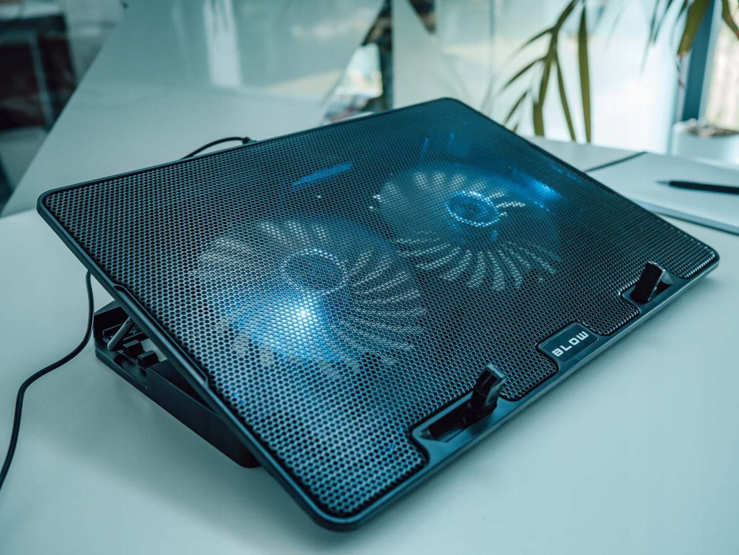 AUŠINIMO STOVAS NEŠIOJAMAM KOMPIUTERIUI 12-17" REGLIUOJAMAS 2 VENTILIATORIAI USB LED