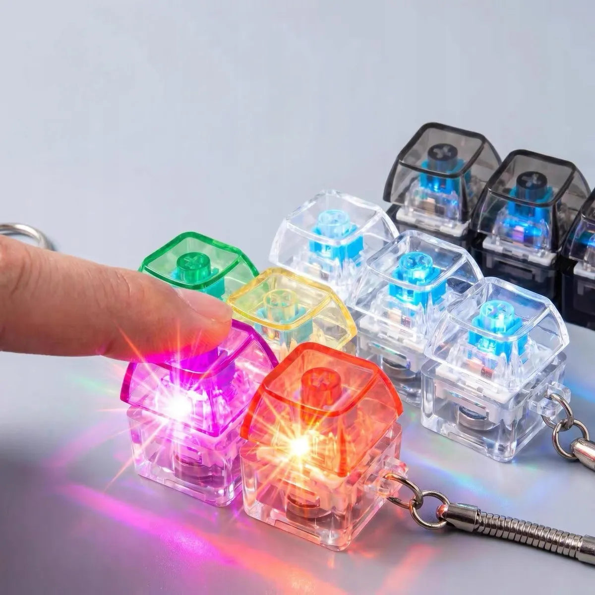 4 klavišų „clicker“ tipo antistresinis žaislas, klaviatūros imitacija, raktų pakabukas