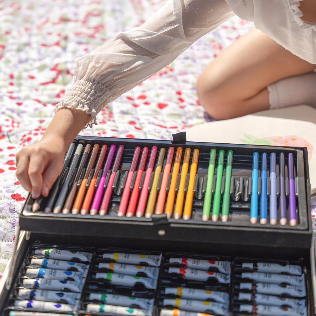 Tapymo ir piešimo rinkinys vaikams: kreidelės, dažai, flomasteriai, pastelės, lagaminas