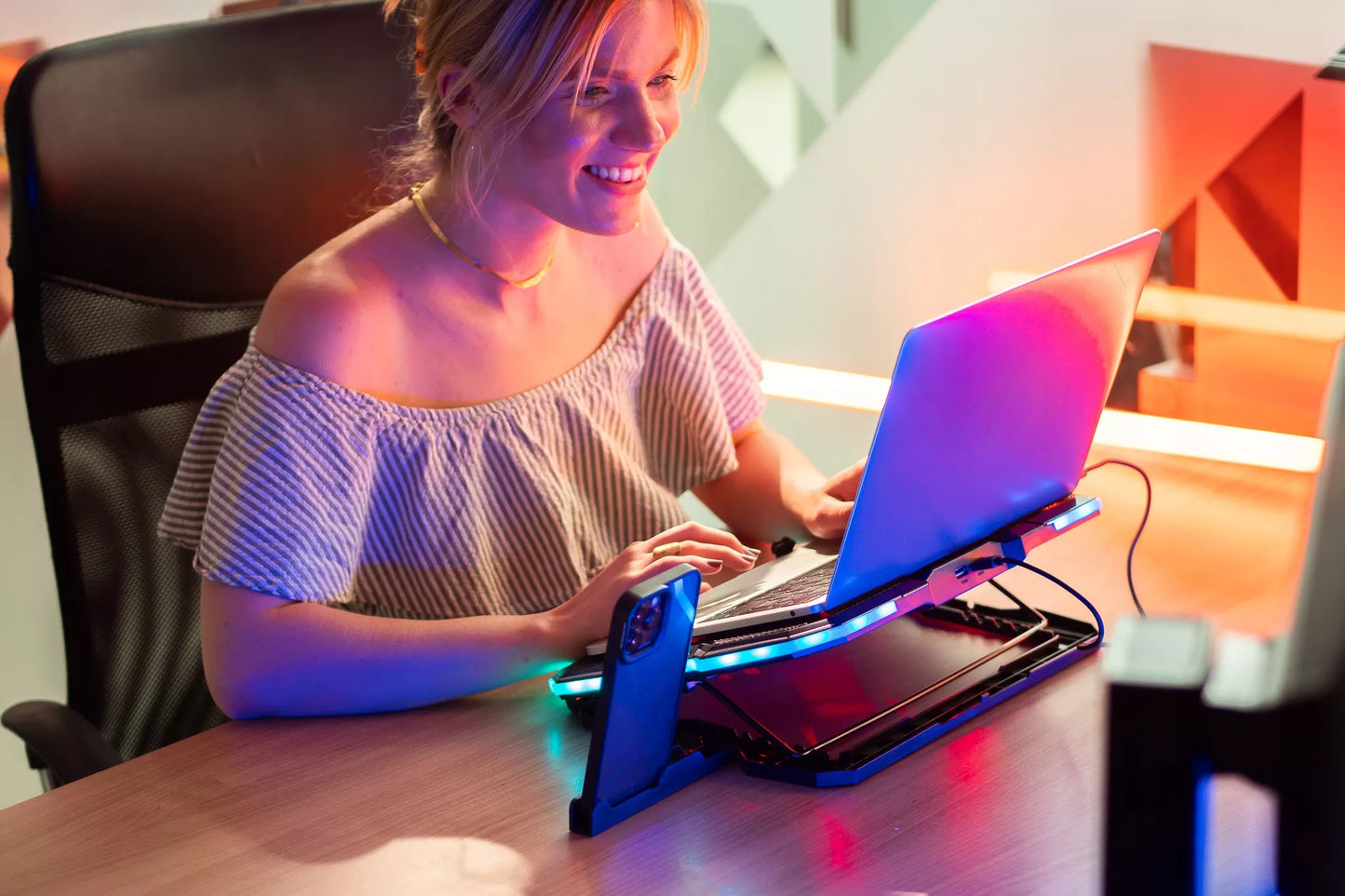 Aušinimo stovas nešiojamam kompiuteriui, reguliuojamas 9-17", LED RGB, 2x USB