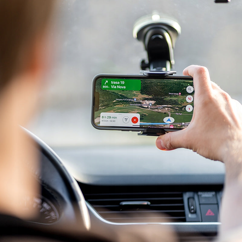 Tvirtas automobilinis laikiklis telefonui ant priekinio stiklo, prietaisų skydelio, salono