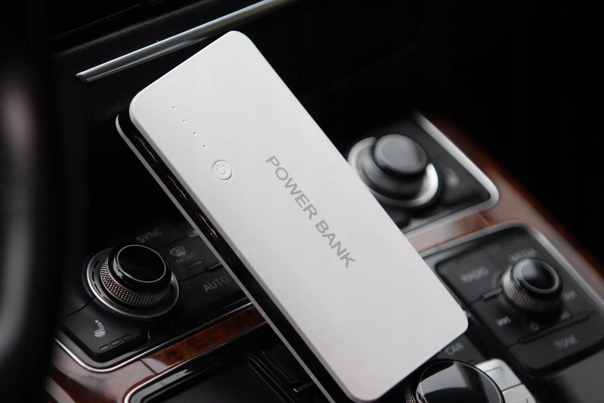 PowerBank Ekranas 3xUSB Žibintuvėlis