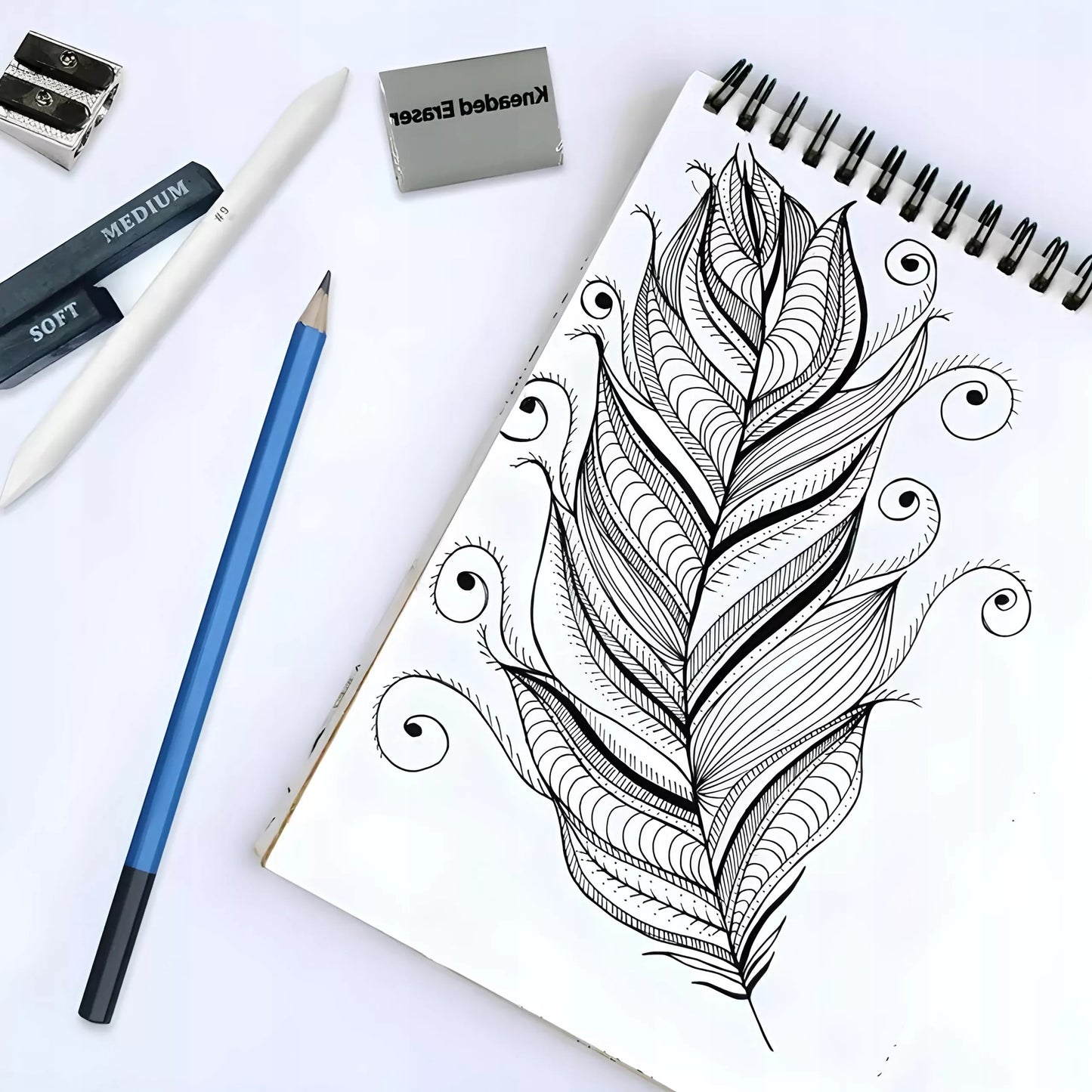 PROFESIONALUS PIEŠTUKŲ SKETCHINGUI IR BRĖŽYMUI RINKINYS 32W1 PIEŠTUKAI + DĖKLAS