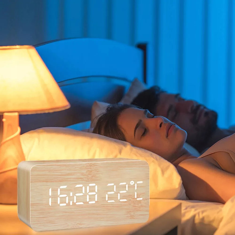 Medinis elektroninis žadintuvas su termometru ir data