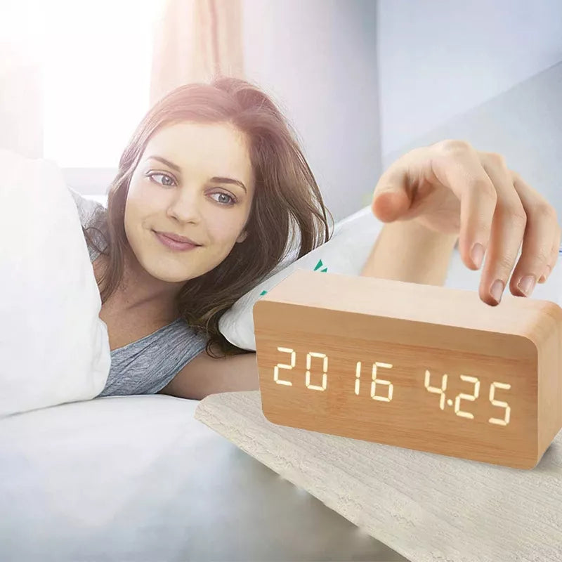 Medinis elektroninis žadintuvas su termometru ir data