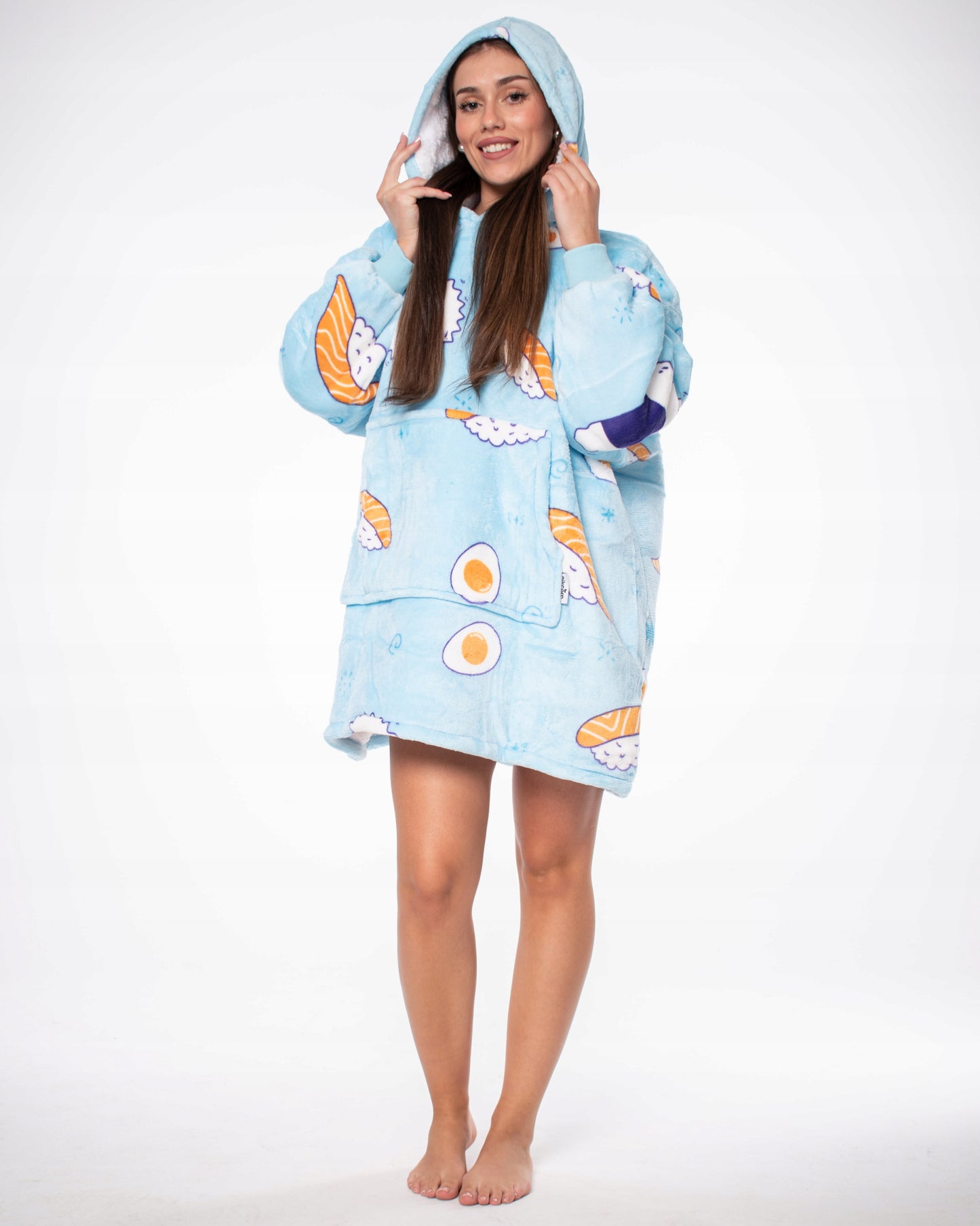 Džemperis pledas "Kocobluza" 2in1 Oversize su gobtuvu, storus "Sherpa" audinys, mėlynas su "Sushi" raštu