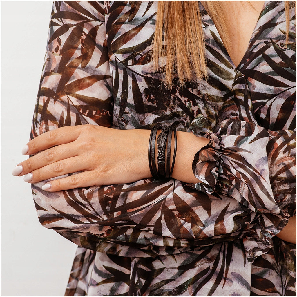 Moteriška odinė apyrankė su plunksnos pakabuku, detalės iš chirurginio plieno