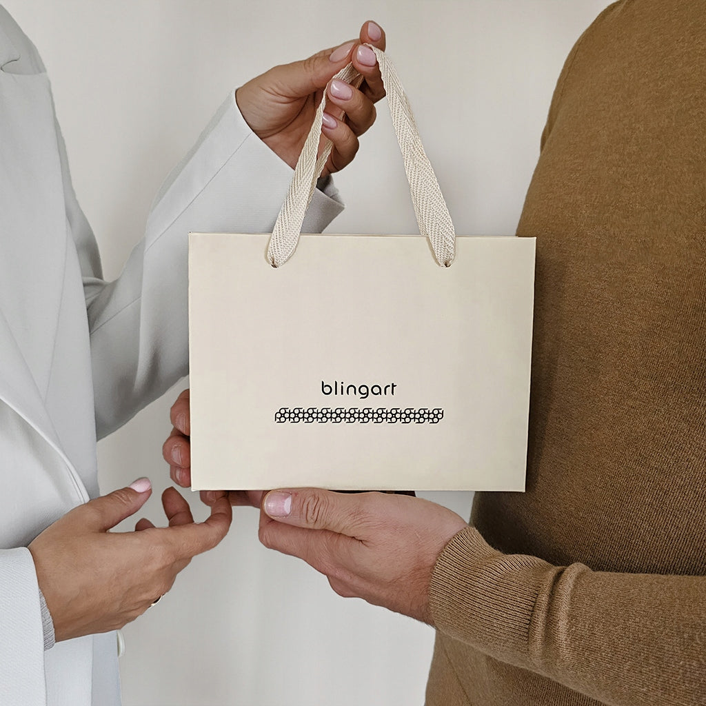 Moteriška odinė apyrankė su plunksnos pakabuku, detalės iš chirurginio plieno