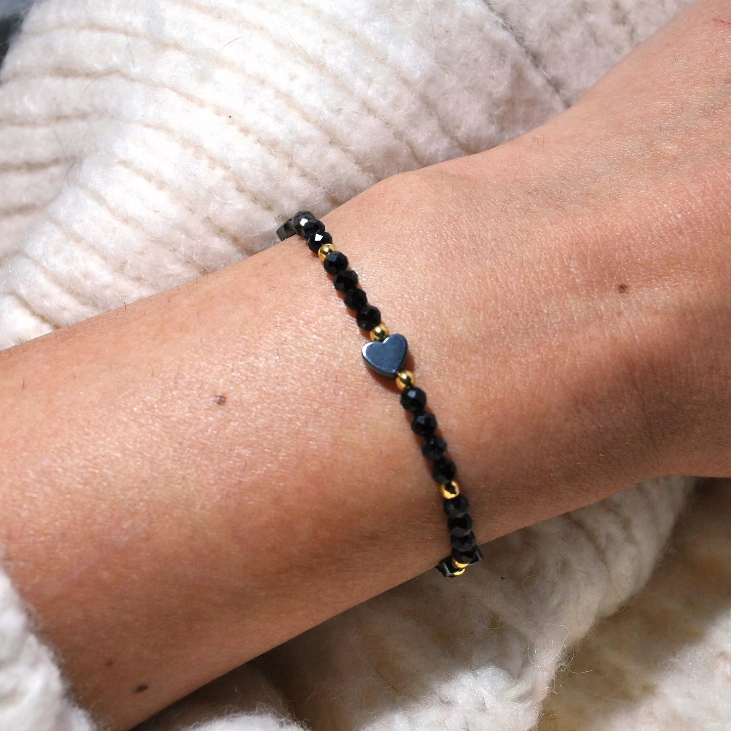 Apyrankė iš juodo turmalino su širdele, 925 sidabras, auksinė danga