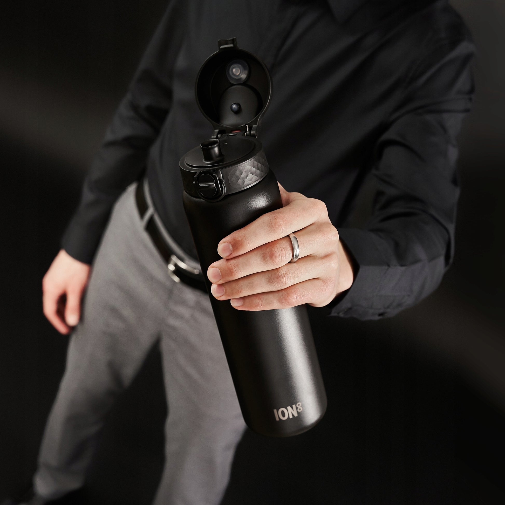 Didelė juoda elegantiška metalinė nerūdijančio plieno gertuvė 1,2 L ION8