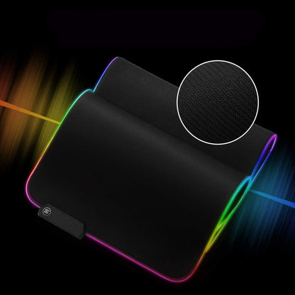 Didelis RGB XXL žaidimų pelės kilimėlis su LED apšvietimu ant stalo
