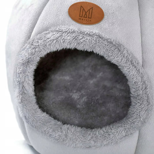 Namelis katei, būdelė, pliušinė pilka lova su pagalvele