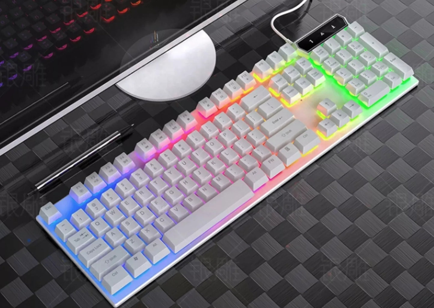 Apšviesta RGB žaidimų klaviatūra žaidėjams ant stalo