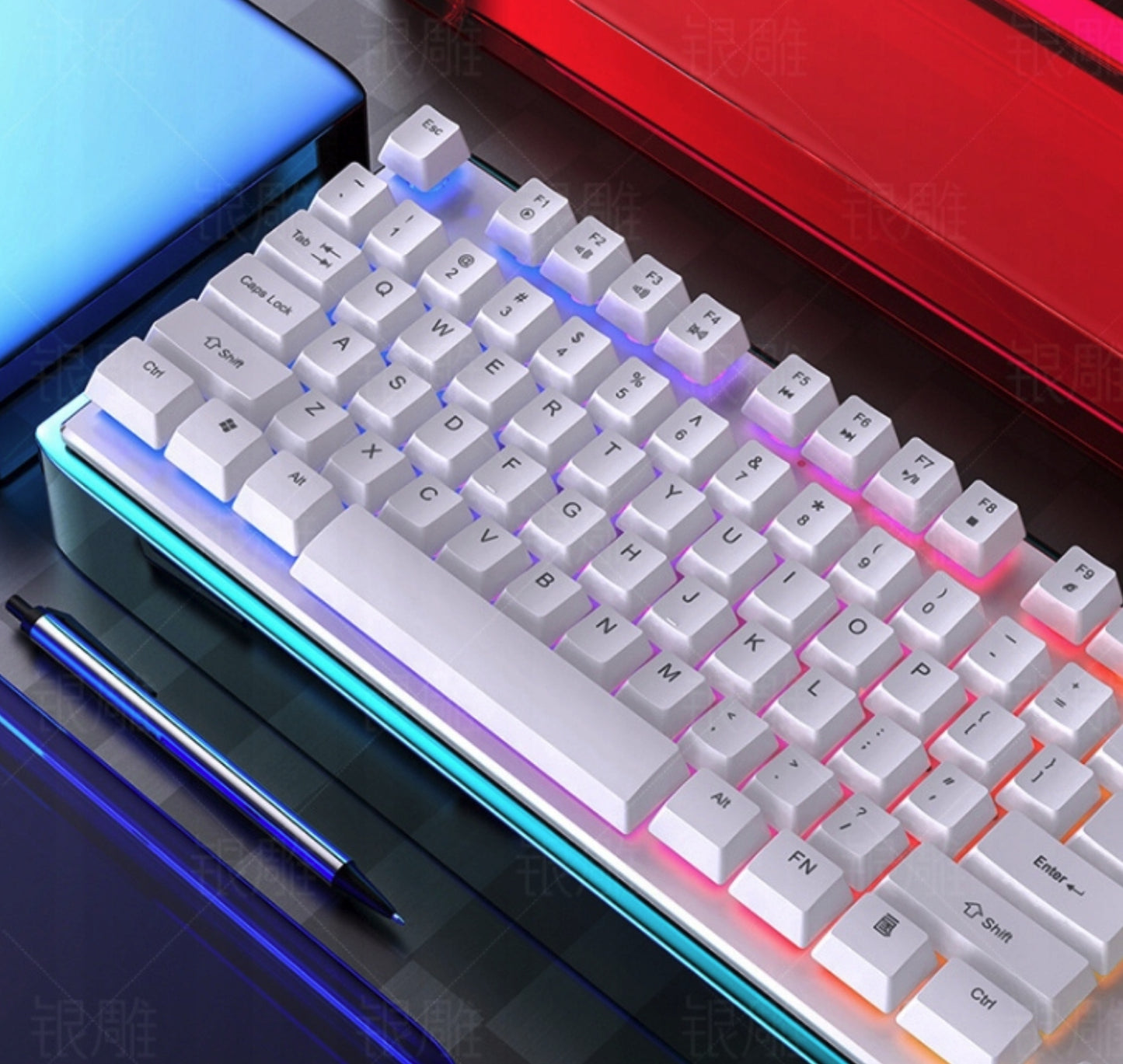 Apšviesta RGB žaidimų klaviatūra žaidėjams ant stalo