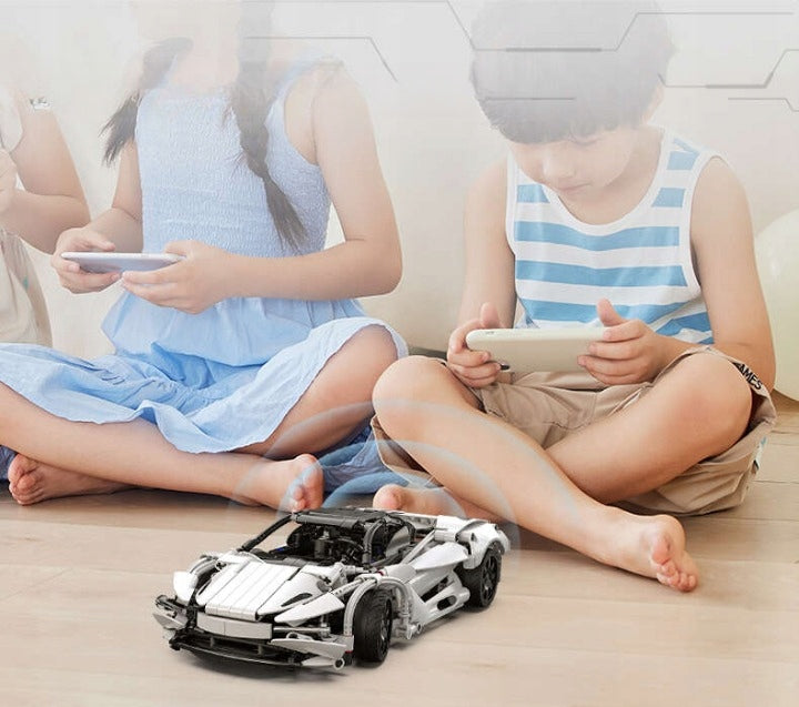 CADA konstruktorius NUOTOLINIU BŪDU VALDOMAS SPORTINIS AUTOMOBILIS SUPER STORM 30CM 402 dalys DUAL