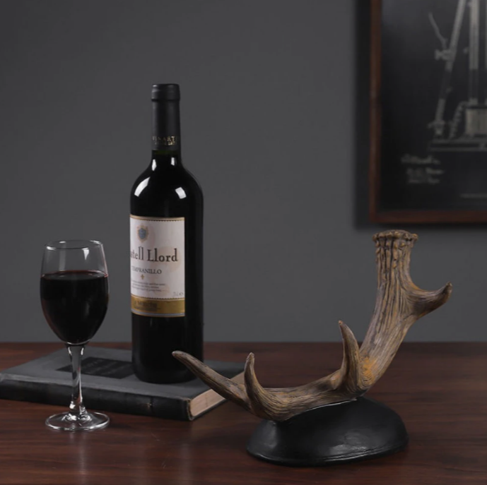 Horn-shaped wine holder