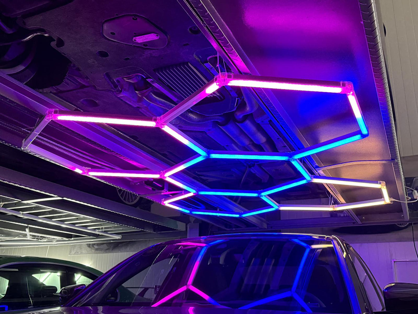 LED lempa HEXAGON RGB 180W Panelinis apšvietimas dirbtuvėms, namams + programėlės ir pultelio valdymas