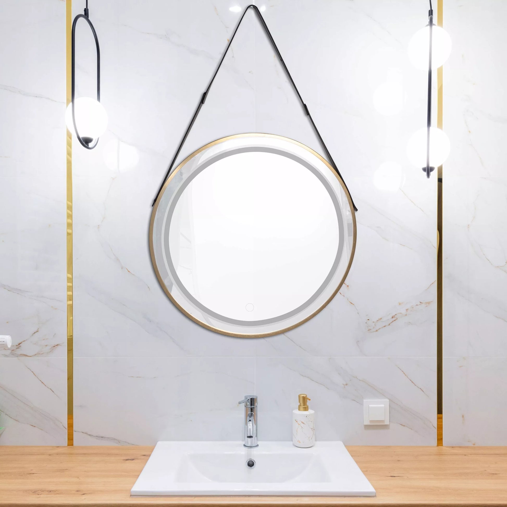 Okrągłe lustro LED 60 cm z eleganckim skórzanym paskiem, złota rama, ścienne, sterowanie dotykowe