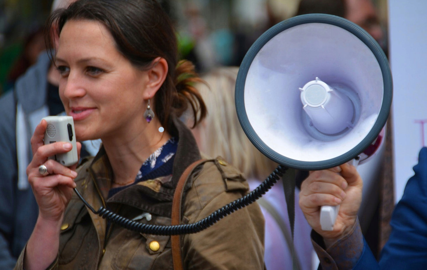 Labai Garsus Megafonas su Sirena ir Pavojaus Signalu, Mikrofonu, skirtas Maršams ir Protestams, 30W, 108dB, HQ