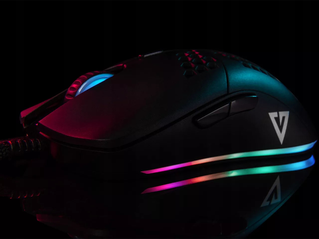 Laidinė žaidimų pelė - RGB apšvietimas - Optinis jutiklis 12400 DPI