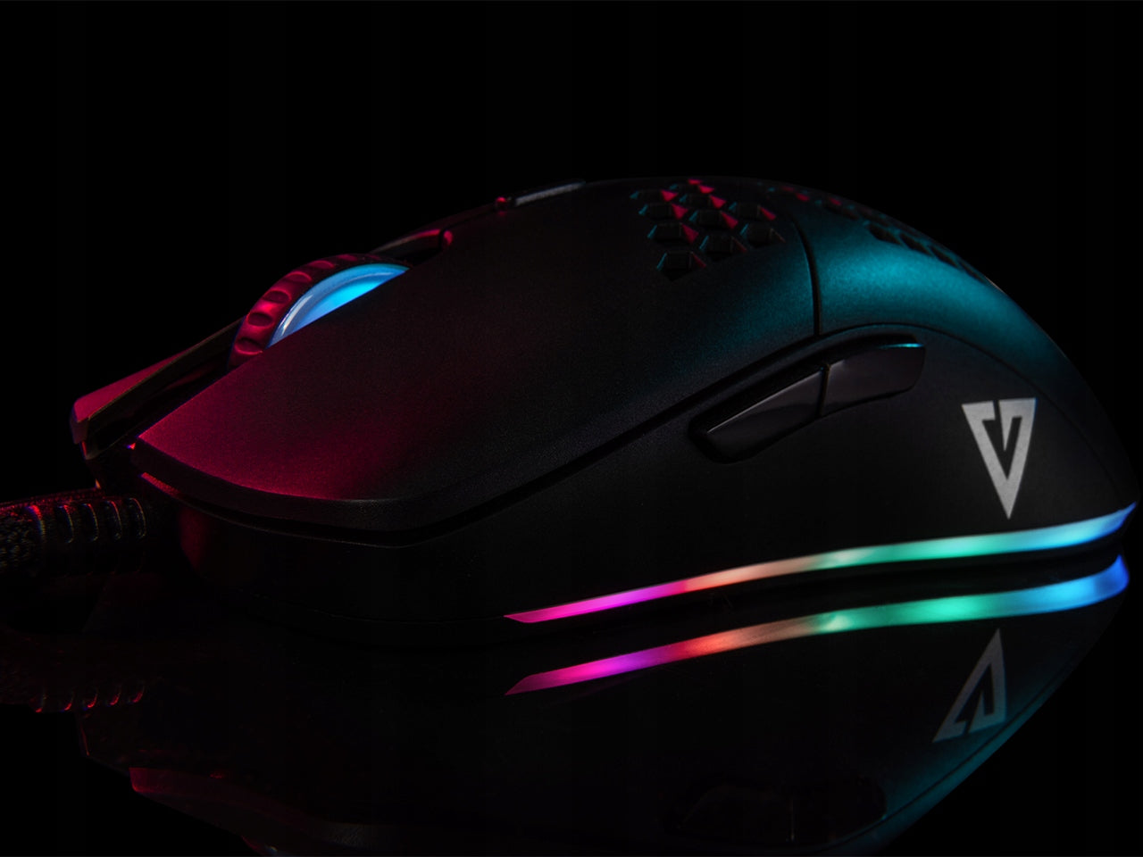 Laidinė žaidimų pelė - RGB apšvietimas - Optinis jutiklis 12400 DPI