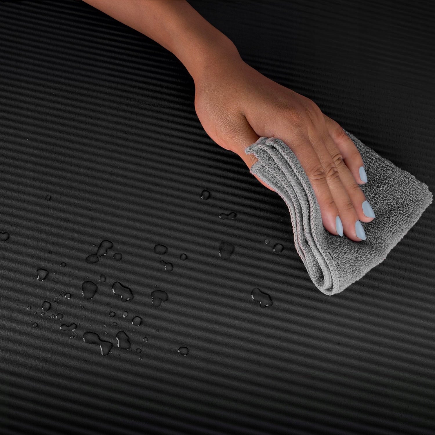 Guminis jogos ir pilateso kilimėlis treniruotėms sporto salėje