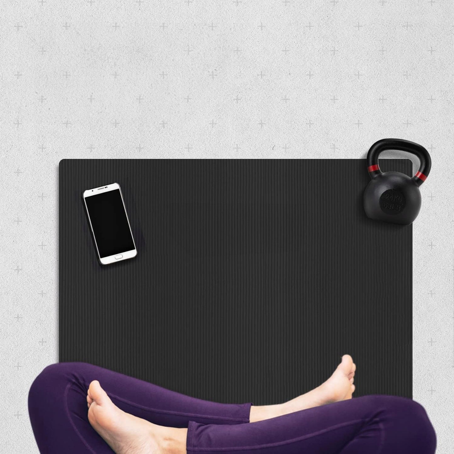 Guminis jogos ir pilateso kilimėlis treniruotėms sporto salėje