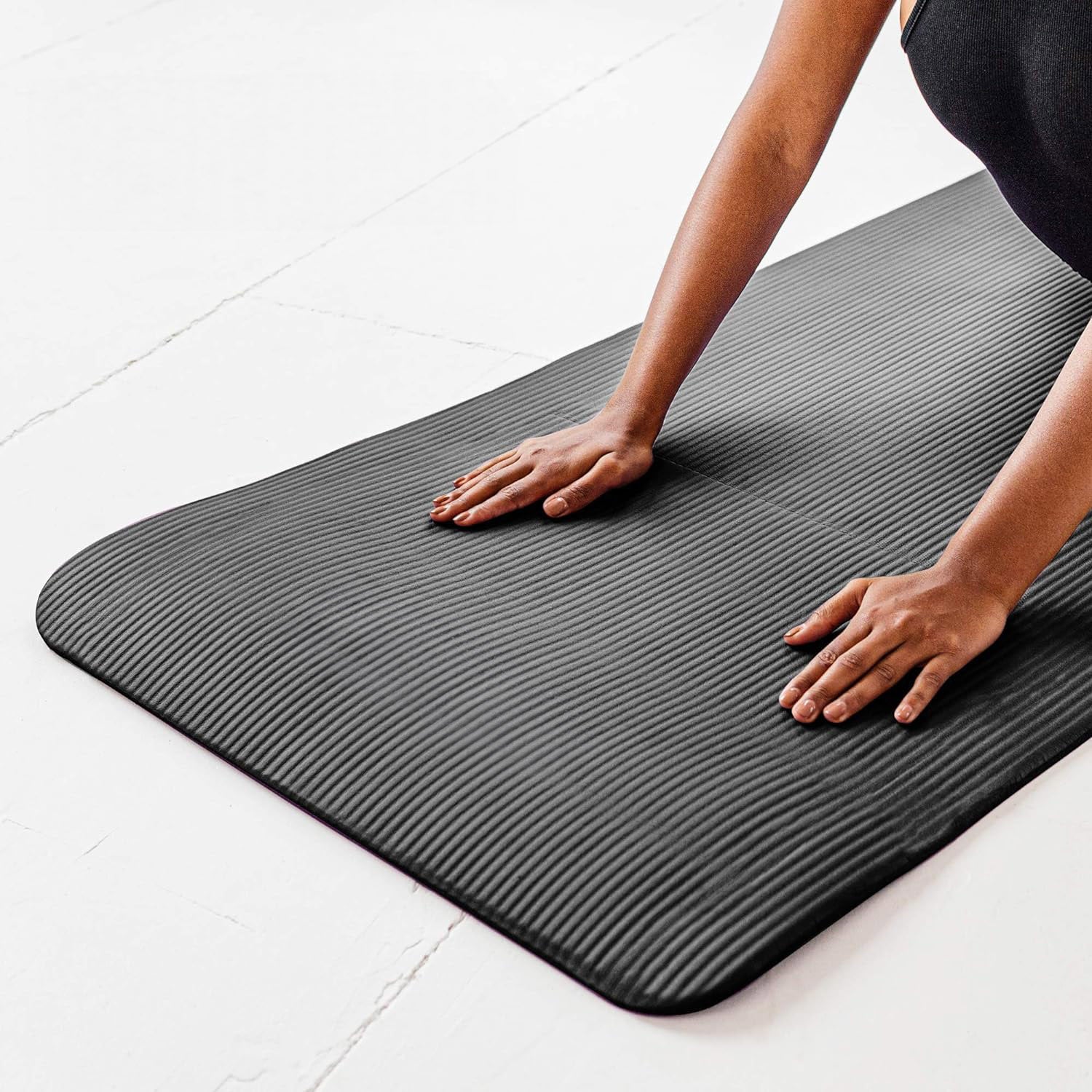 Guminis jogos ir pilateso kilimėlis treniruotėms sporto salėje