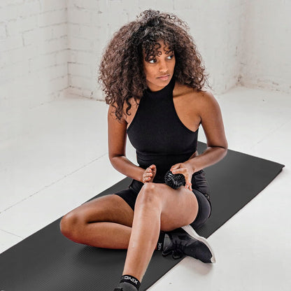 Guminis jogos ir pilateso kilimėlis treniruotėms sporto salėje