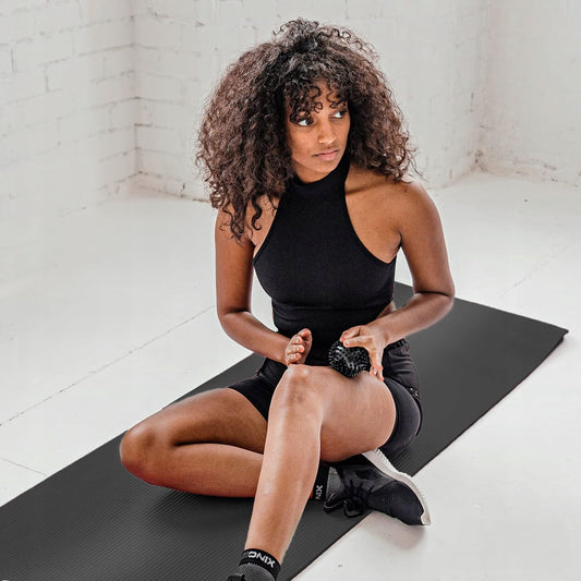 Guminis jogos ir pilateso kilimėlis treniruotėms sporto salėje