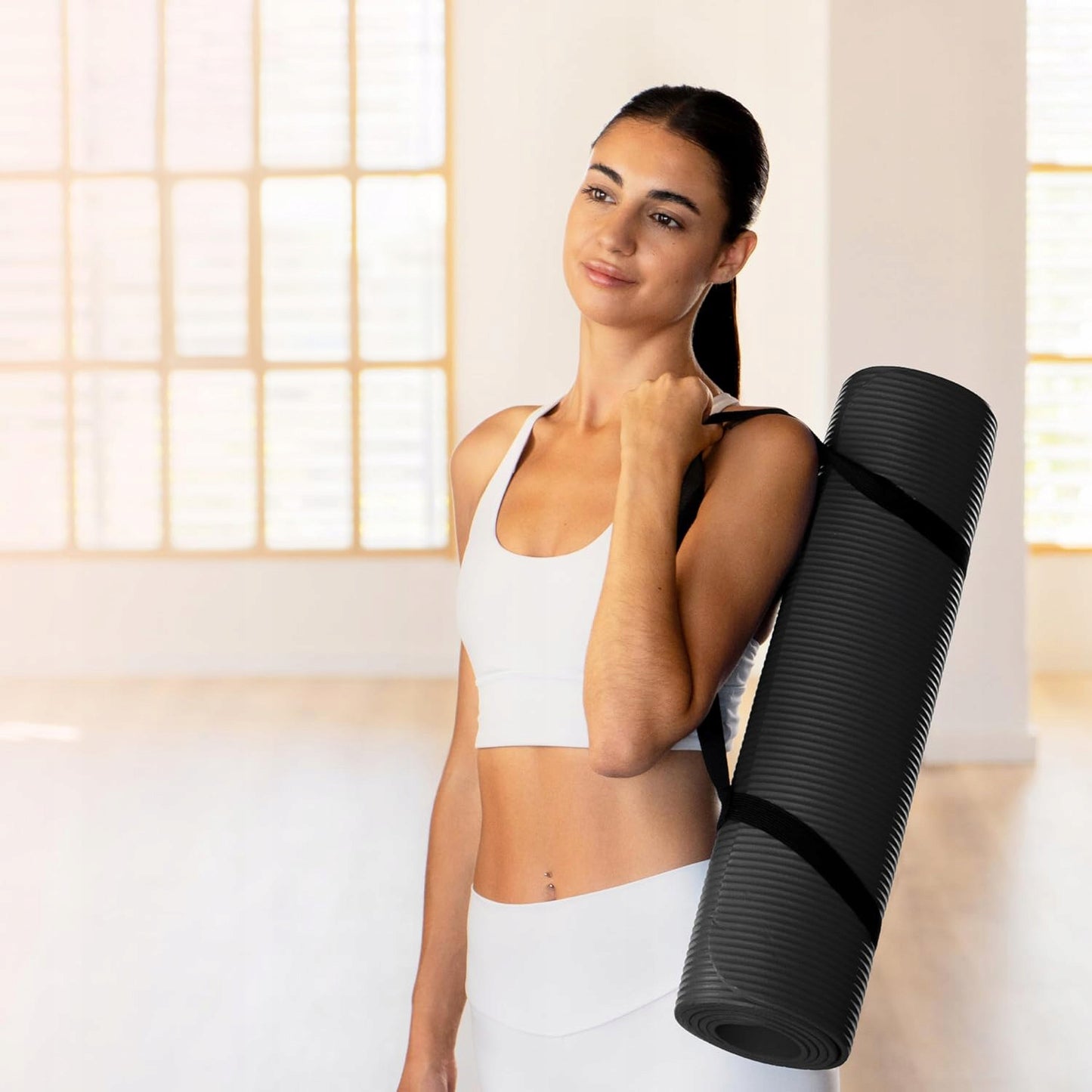 Guminis jogos ir pilateso kilimėlis treniruotėms sporto salėje