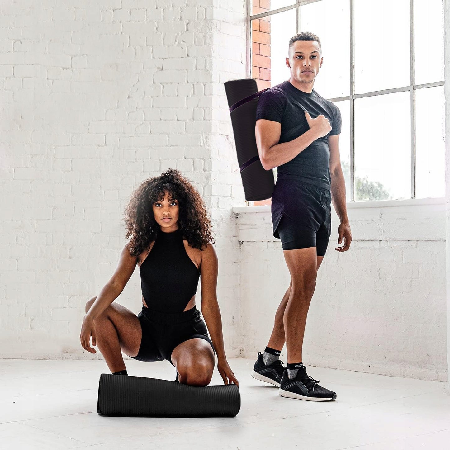 Guminis jogos ir pilateso kilimėlis treniruotėms sporto salėje